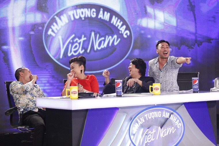 Giam khao Vietnam Idol cuoi nghieng nga nghe thi sinh hat